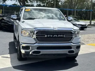 Ram 1500 2024 4x4 Laramie 4 puertas Cabina Crew 5.6 pies. Pickup SB