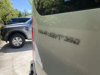 Ford Transit 2024 350 XLT 3 puertas LWB Techo Medio Furgón de Pasajeros
