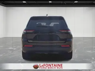 Jeep Grand Cherokee 2023 4x4 Laredo 4 puertas SUV