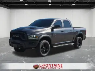 Ram 1500 Classic 2019 4x4 Warlock Cabina doble de 4 puertas 5.5 pies. Pickup