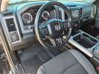 Ram 1500 Classic 2019 4x4 Warlock Cabina doble de 4 puertas 5.5 pies. Pickup