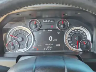 Ram 1500 Classic 2019 4x4 Warlock Cabina doble de 4 puertas 5.5 pies. Pickup