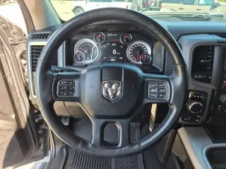 Ram 1500 Classic 2019 4x4 Warlock Cabina doble de 4 puertas 5.5 pies. Pickup