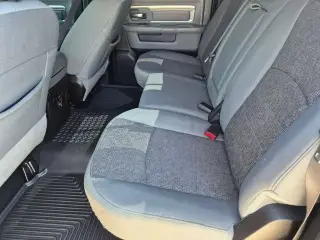 Ram 1500 Classic 2019 4x4 Warlock Cabina doble de 4 puertas 5.5 pies. Pickup