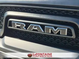 Ram 1500 Classic 2019 4x4 Warlock Cabina doble de 4 puertas 5.5 pies. Pickup