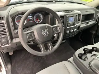 Ram 1500 Classic 2021 4x4 Tradesman Cabina Cuádruple 4 puertas 6.3 pies. Pickup de caja corta