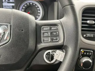 Ram 1500 Classic 2021 4x4 Tradesman Cabina Cuádruple 4 puertas 6.3 pies. Pickup de caja corta