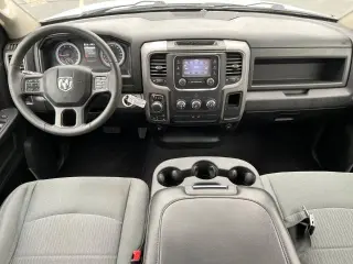 Ram 1500 Classic 2021 4x4 Tradesman Cabina Cuádruple 4 puertas 6.3 pies. Pickup de caja corta