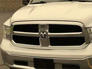 Ram 1500 Classic 2021 4x4 Tradesman Cabina Cuádruple 4 puertas 6.3 pies. Pickup de caja corta