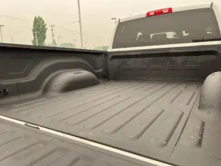 Ram 1500 Classic 2021 4x4 Tradesman Cabina Cuádruple 4 puertas 6.3 pies. Pickup de caja corta