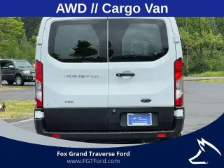 Ford Transit 2023 AWD 250 3 puertas SWB Techo Bajo Furgón de Carga