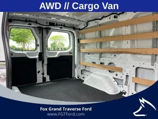 Ford Transit 2023 AWD 250 3 puertas SWB Techo Bajo Furgón de Carga
