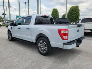 Ford F-150 2022 4x2 XL 4 puertas SuperCrew 5.5 pies SB