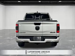 Ram 1500 2023 4x4 Limited 4 puertas Cabina Crew 5.6 pies. Pickup SB
