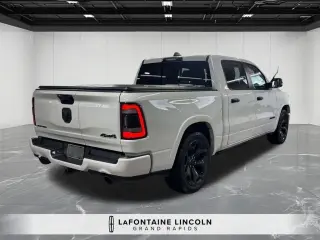 Ram 1500 2023 4x4 Limited 4 puertas Cabina Crew 5.6 pies. Pickup SB
