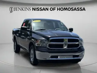 Ram 1500 Classic 2024 4x2 SLT 4 puertas Quad Cab 6.3 pies. Pickup de caja corta