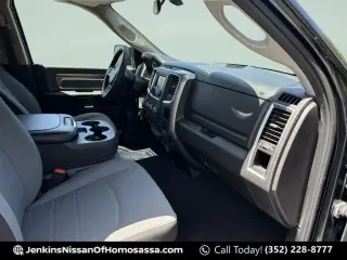 Ram 1500 Classic 2024 4x2 SLT 4 puertas Quad Cab 6.3 pies. Pickup de caja corta