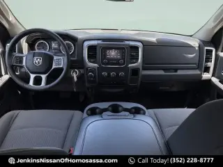 Ram 1500 Classic 2024 4x2 SLT 4 puertas Quad Cab 6.3 pies. Pickup de caja corta
