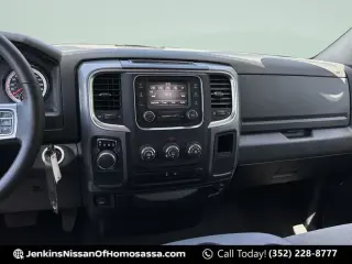 Ram 1500 Classic 2024 4x2 SLT 4 puertas Quad Cab 6.3 pies. Pickup de caja corta