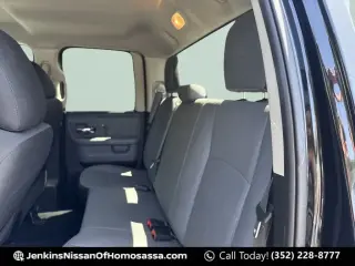 Ram 1500 Classic 2024 4x2 SLT 4 puertas Quad Cab 6.3 pies. Pickup de caja corta