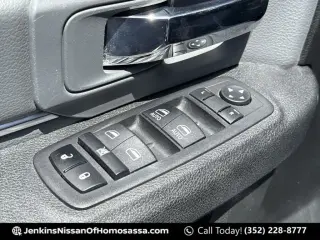 Ram 1500 Classic 2024 4x2 SLT 4 puertas Quad Cab 6.3 pies. Pickup de caja corta