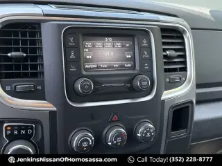 Ram 1500 Classic 2024 4x2 SLT 4 puertas Quad Cab 6.3 pies. Pickup de caja corta