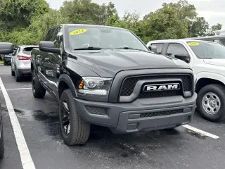 Ram 1500 Classic 2024 4x4 Warlock 4 puertas Cabina Crew 5.5 pies. Caja corta Pickup