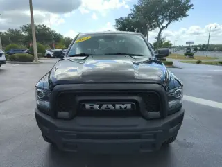 Ram 1500 Classic 2024 4x4 Warlock 4 puertas Cabina Crew 5.5 pies. Caja corta Pickup