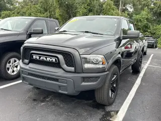 Ram 1500 Classic 2024 4x4 Warlock 4 puertas Cabina Crew 5.5 pies. Caja corta Pickup