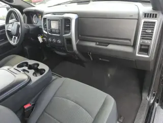 Ram 1500 Classic 2024 4x4 Warlock 4 puertas Cabina Crew 5.5 pies. Caja corta Pickup