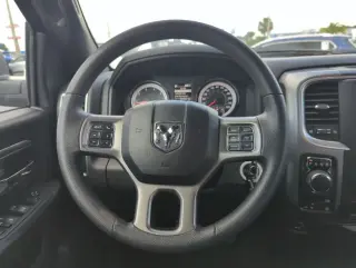 Ram 1500 Classic 2024 4x4 Warlock 4 puertas Cabina Crew 5.5 pies. Caja corta Pickup