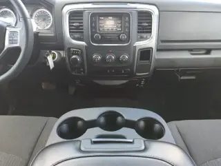 Ram 1500 Classic 2024 4x4 Warlock 4 puertas Cabina Crew 5.5 pies. Caja corta Pickup
