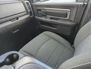Ram 1500 Classic 2024 4x4 Warlock 4 puertas Cabina Crew 5.5 pies. Caja corta Pickup