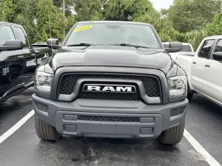 Ram 1500 Classic 2024 4x4 Warlock 4 puertas Cabina Crew 5.5 pies. Caja corta Pickup