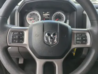Ram 1500 Classic 2024 4x4 Warlock 4 puertas Cabina Crew 5.5 pies. Caja corta Pickup