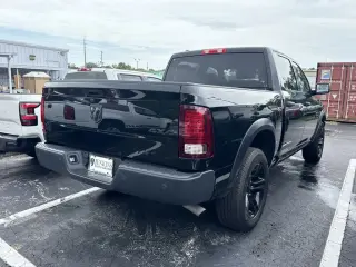 Ram 1500 Classic 2024 4x4 Warlock 4 puertas Cabina Crew 5.5 pies. Caja corta Pickup