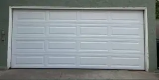 Garage door / Puerta garaje