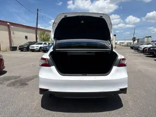 Toyota Camry Híbrido 2020 LE 4 puertas Sedan