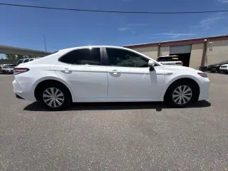 Toyota Camry Híbrido 2020 LE 4 puertas Sedan