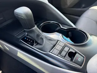 Toyota Camry Híbrido 2020 LE 4 puertas Sedan