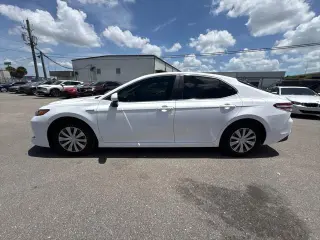 Toyota Camry Híbrido 2020 LE 4 puertas Sedan