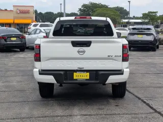 Nissan Frontier 2024 4x4 SV 4 puertas King Cab 1.86 m