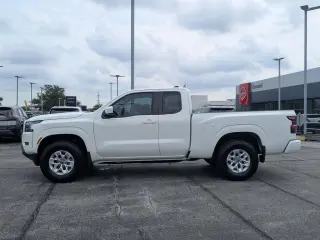 Nissan Frontier 2024 4x4 SV 4 puertas King Cab 1.86 m