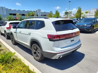Volkswagen Atlas 2024 AWD Peak Edition SE 4Motion 4 puertas SUV con Tecnología