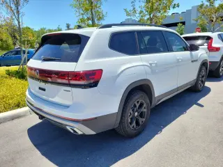 Volkswagen Atlas 2024 AWD Peak Edition SE 4Motion 4 puertas SUV con Tecnología