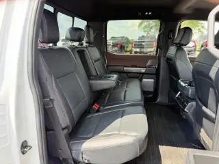 Ford F-150 2023 4x4 Lariat 4 puertas SuperCrew 5.5 pies. Caja corta