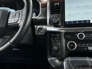 Ford F-150 2023 4x4 Lariat 4 puertas SuperCrew 5.5 pies. Caja corta