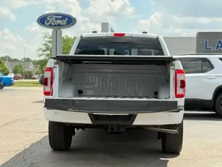 Ford F-150 2023 4x4 Lariat 4 puertas SuperCrew 5.5 pies. Caja corta