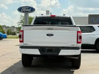Ford F-150 2023 4x4 Lariat 4 puertas SuperCrew 5.5 pies. Caja corta
