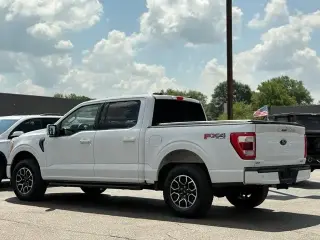 Ford F-150 2023 4x4 Lariat 4 puertas SuperCrew 5.5 pies. Caja corta